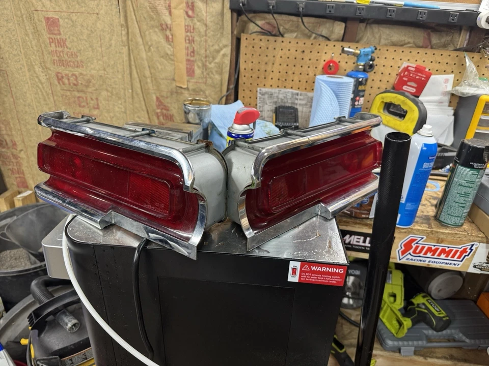 Conjunto de luz trasera Plymouth Fury I & II 1969 Foto 2 de 4