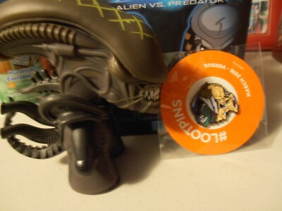 Alien Vs Predator: Alien-Titan Vinyl Figure &  Pin - Loot Crate Exclusives