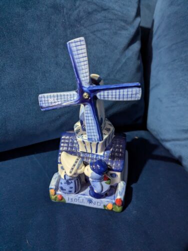 Wind Up Dutch windmill girl and boy kissing blue and white porcelain and musical