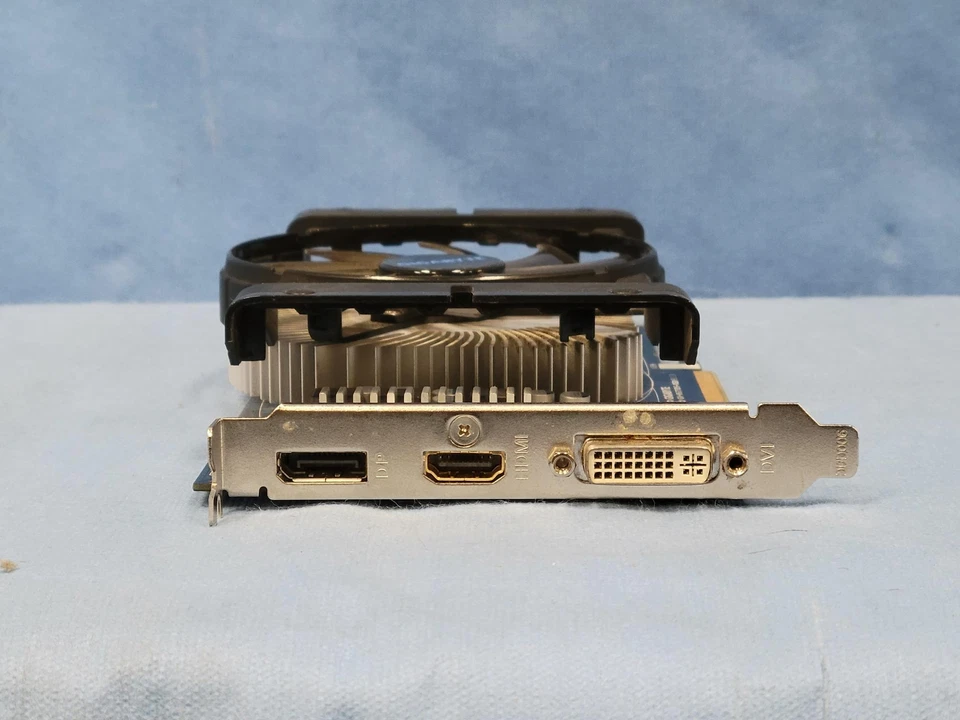 Gigabyte AMD Radeon HD 6770 1GB DDR5 128-Bit Desktop Graphics Card GV-R677D5-1GD - Image 3 of 4