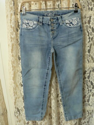 = RUE 21 WOMEN SZ 28 (28x20) DENIM CAPRIS-7.5'' LOW RISE-BUTTON FLY-CUFFED-LACE