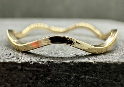 9 Karat Gold gewellter quadratischer Stapelring | Massivgold | Recycelt | Midi | UK Handarbeit