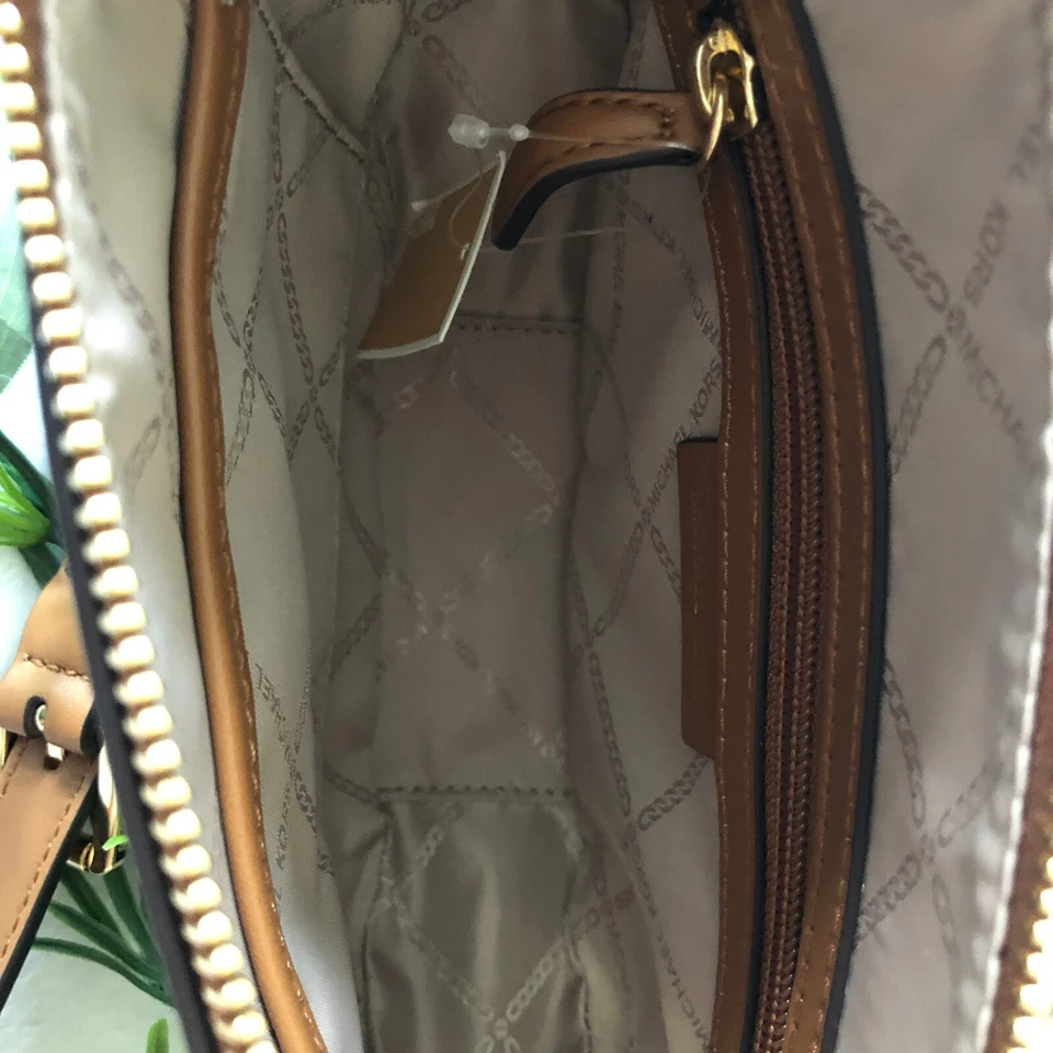 Bolso Michael Kors Dover Pequeño Media Luna, Nuevo con Etiquetas Foto 3 de 4