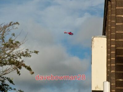 FOTO DER DEVON AIR AMBULANCE NÄHERT SICH DEM HELIPAD IM NORTH DEVON DISTRICT H