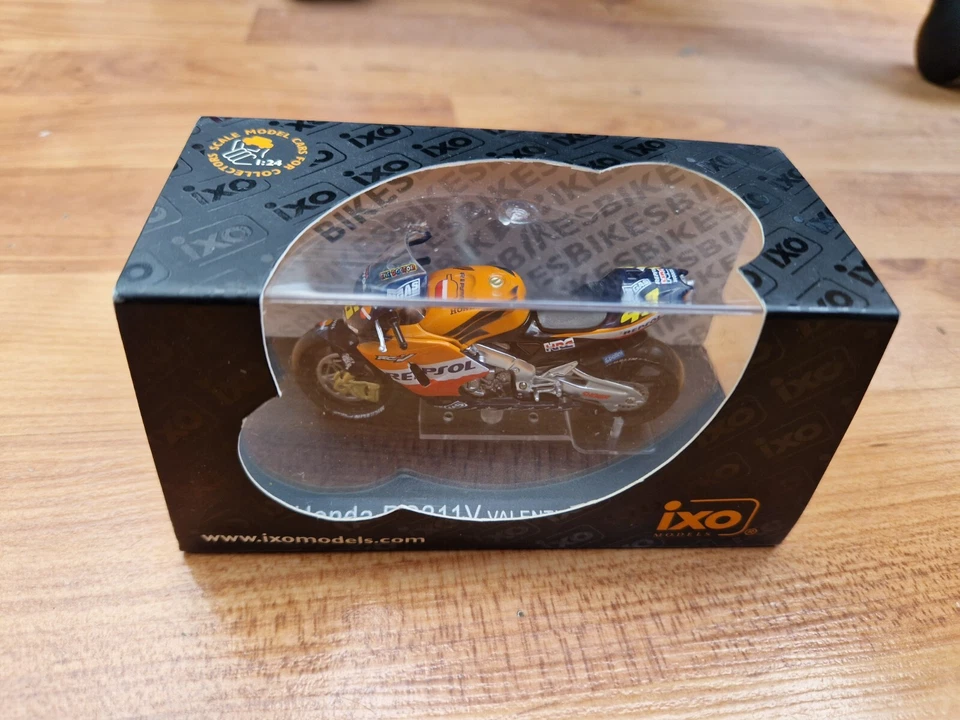 1/24 IXO HONDA RC211V VALENTINO ROSSI #46 2003 MOTO GP MOTO RAB055 Foto 2 de 3