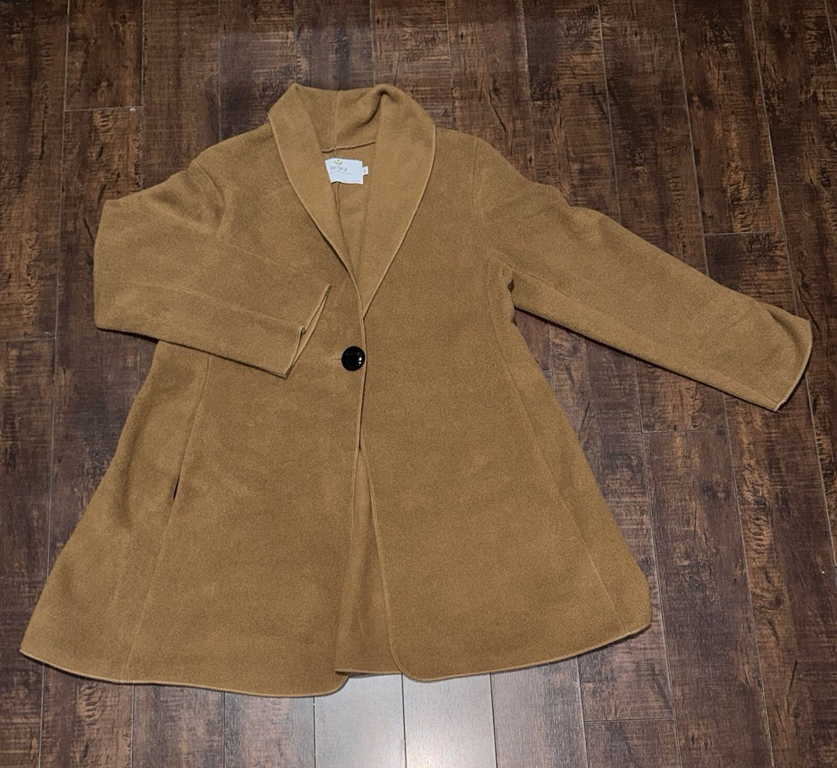 JANSKA Artsy USA Fleece Polartec Pockets Shawl Wrap Women’s Size Medium  Beige