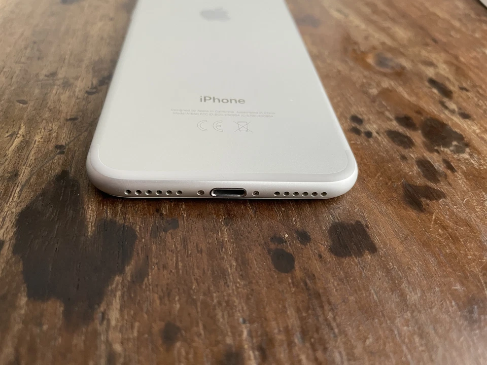 Apple iPhone 7 - 32GB - Argento (Sbloccato) - Immagine 2 di 4