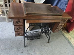 Singer Antique Pre-1930 Treadle Sewing Machine Oak Wood Cabinet Table w/ Drawers