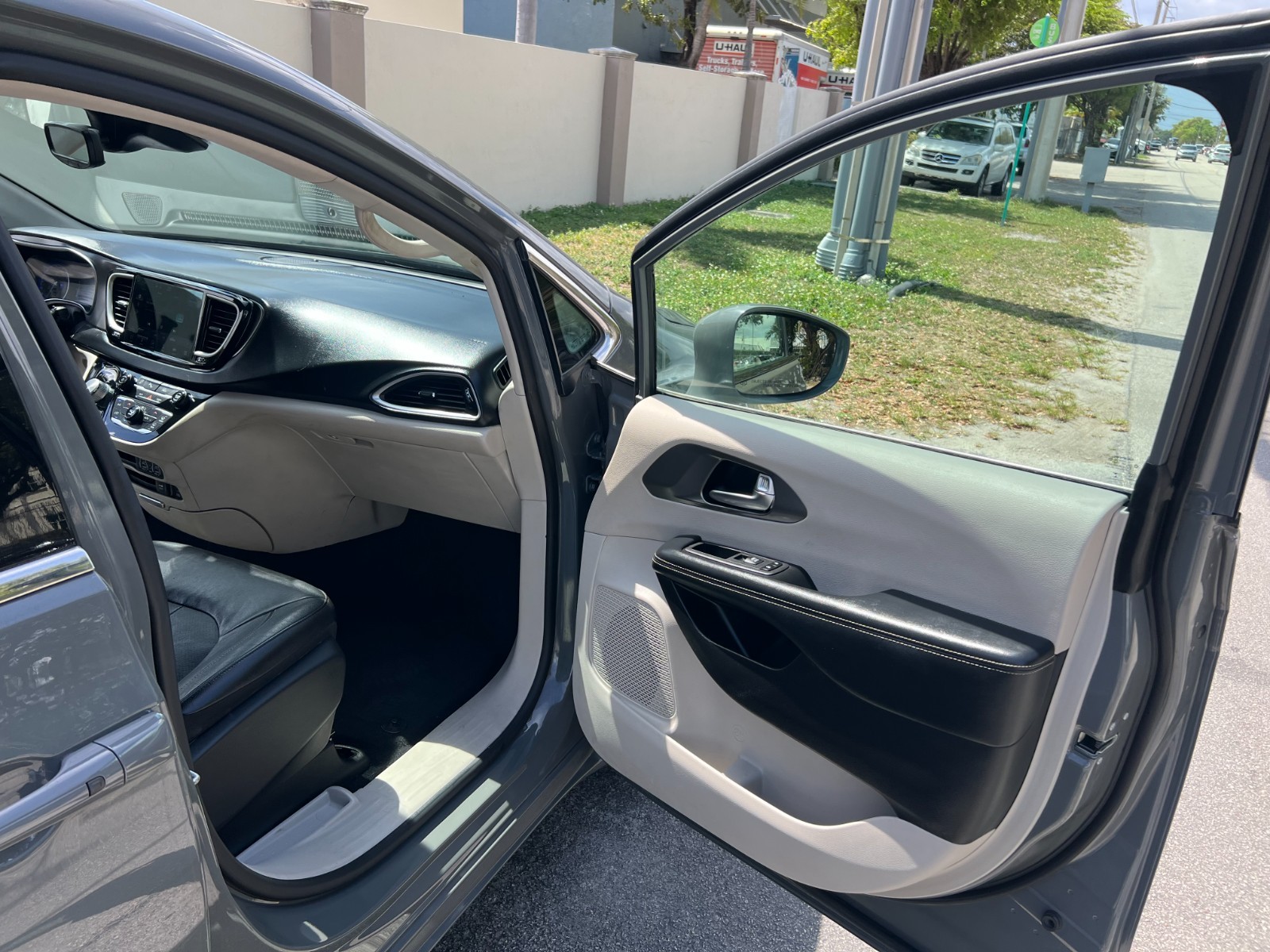Chrysler Pacifica - Image 17