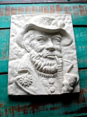 Vintage Gips Relief Alpenmann raucht eine Pfeife