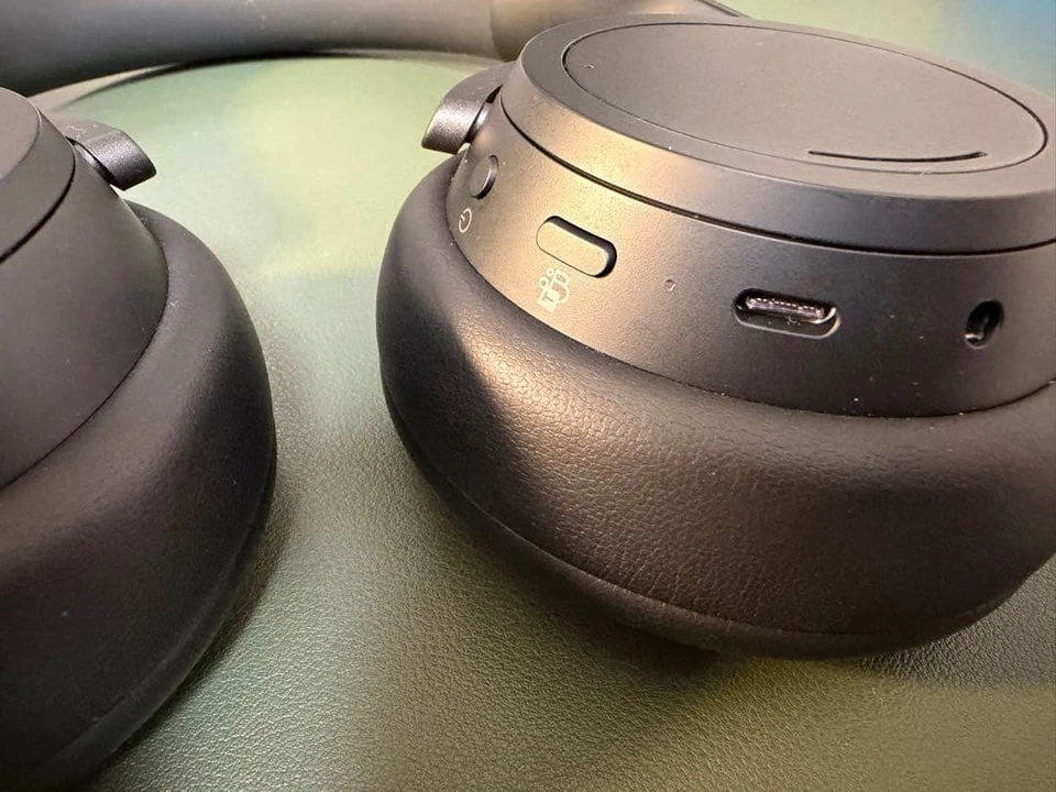 Microsoft Surface Headphones 2 ‎QXL-00015 Wireless Noise Cancelling Black Used - Image 3 of 4