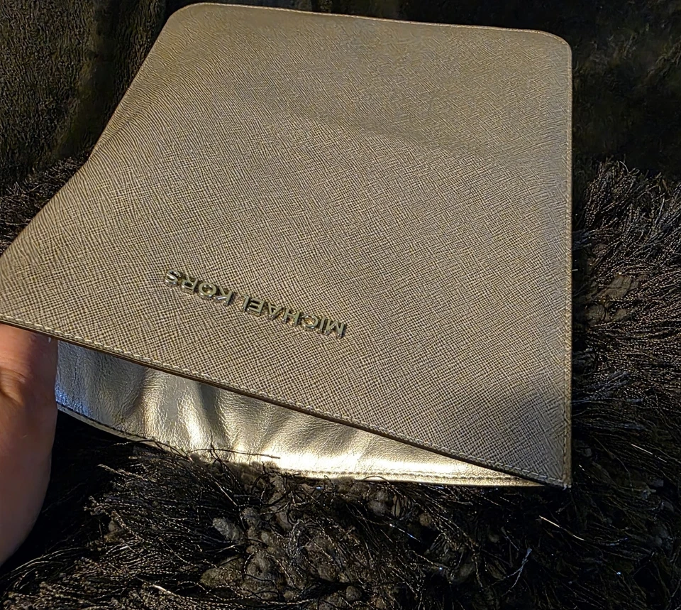 MICHAEL KORS Tablet Couro Saffiano Cinza Manga Acolchoada/Bolsa/Capa/Capa - Imagem 3 de 4