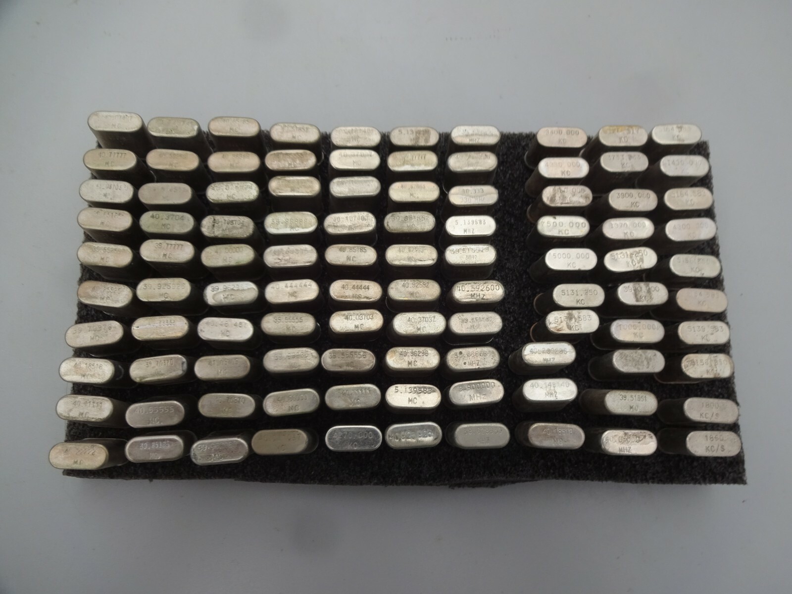 Huge lot of 100pcs Vintage Mil. Radio Crystals mixed