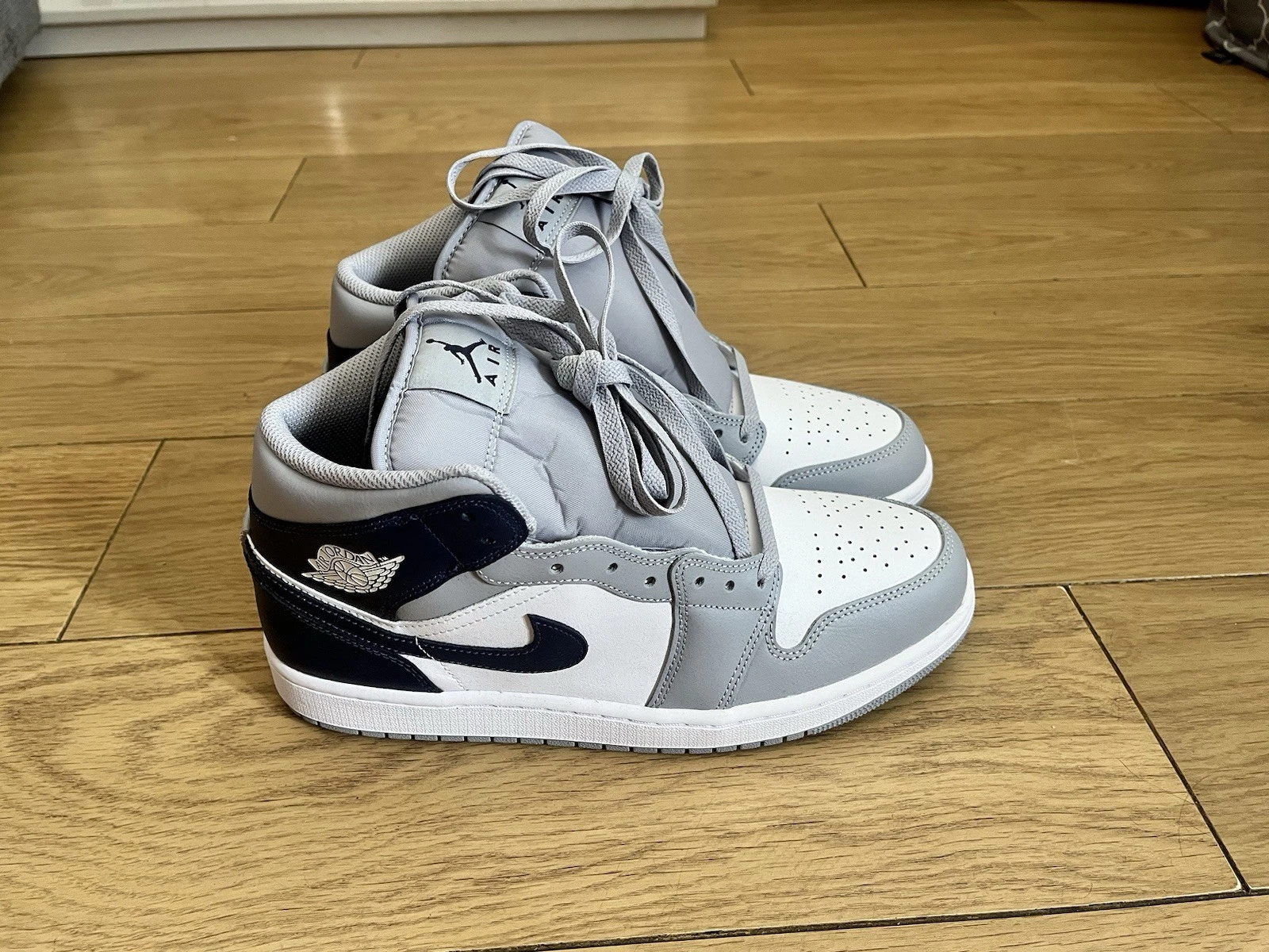 Nuovissime Nike Air Jordan 1 Mid Wolf grigio mezzanotte blu navy bianche 9 5 UK