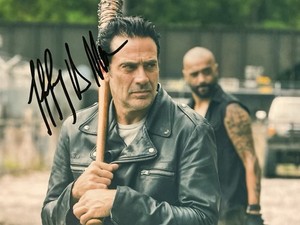 JEFFREY DEAN MORGAN SIGNED AUTO WALKING DEAD 8X10 COLOR NEAGAN PHOTO COA