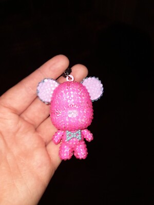 Handgefertigter Schlüsselanhänger mit großem Kopf rosa und lila leuchtend 3 mm Strasssteine