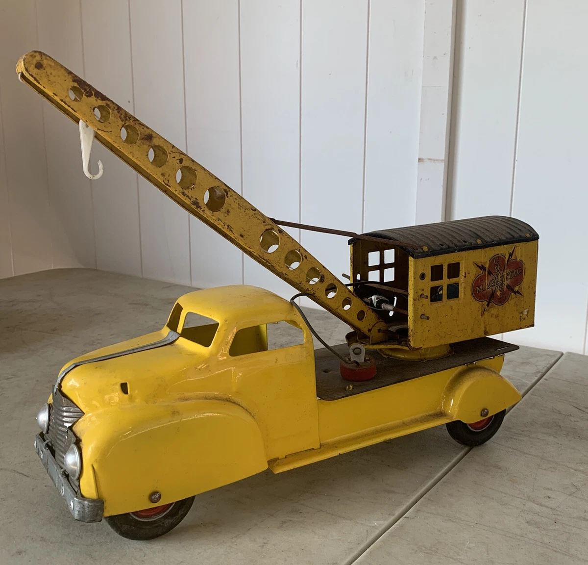 Magnetic crane sale toy