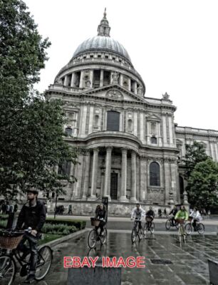 FOTO ST PAUL'S IM REGEN RADFAHRER WERDEN VOR DER KATHE VON ST PAUL DURCHNÄSST