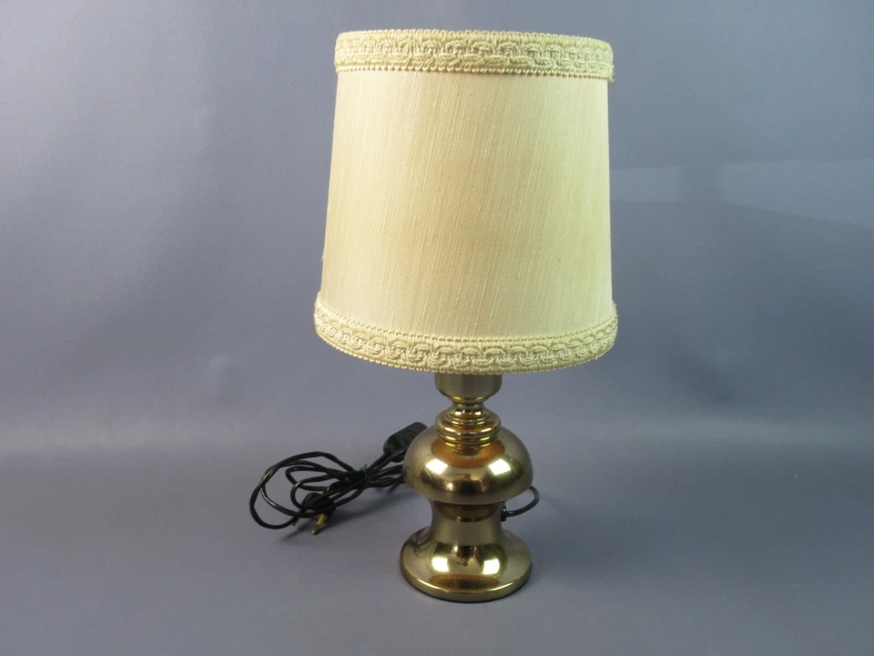 Lámpara de noche vintage con base de latón con pantalla de finales del siglo XX Foto 3 de 4
