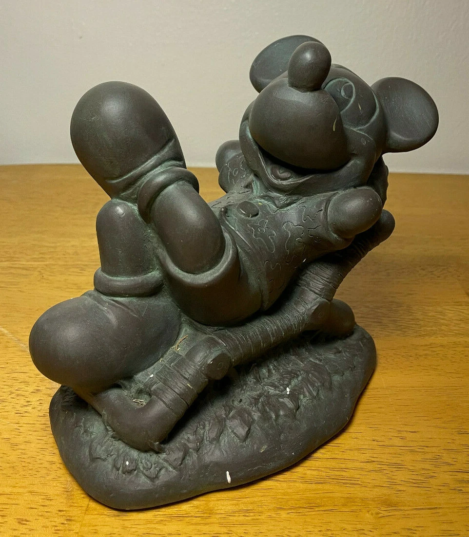 Mickey Mouse Universal Statuary 1997 Disney 839 Laid Back Lawn Chair