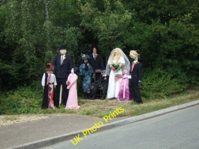 Foto 6x4 Vogelscheuchenhochzeit, Torfparva in der Nähe des Dorfhauses. c2014