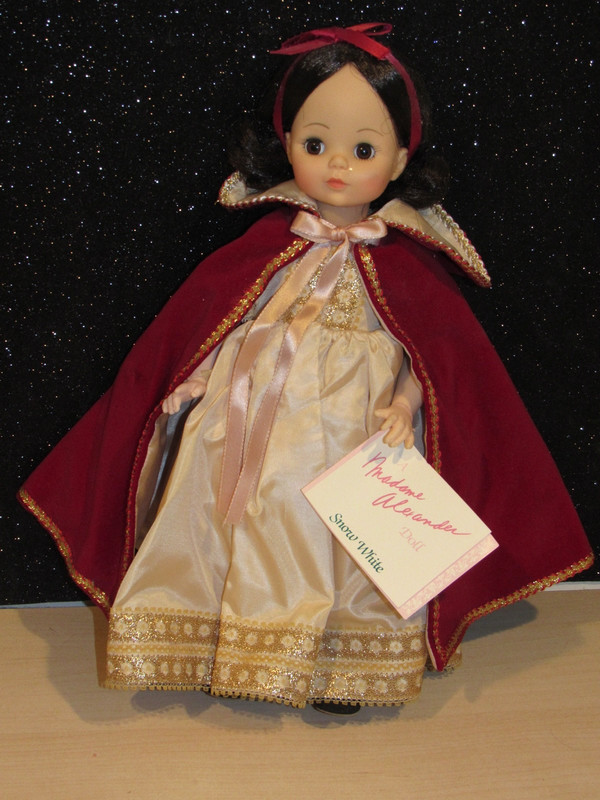 Vintage Madame Alexander Snow White  #1556 Red Cape Disney Brown Eyes/Hair 13"
