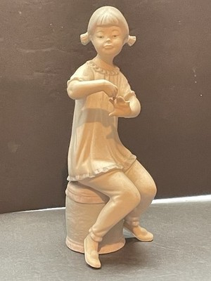 Vintage Lladro Girl Painting Nails Retired Gloss Finish #1082