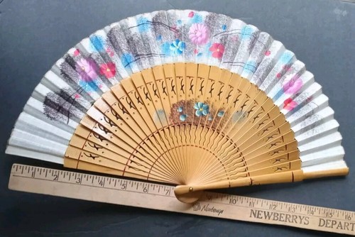 Hand painted Spanish fan with Flowers - Classic Flamenco Fan, Perfect for summer - Picture 3 of 6