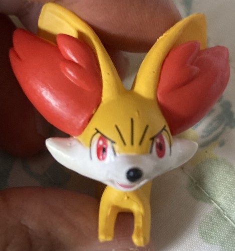 Jazwares Pokemon Clip Nʻ Go Palline Pokemon con una figura - Volpe Fennenine - Foto 11 di 23