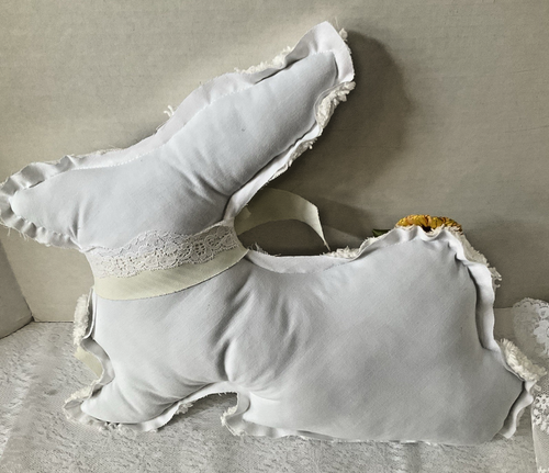 Almohada decorativa artesanal de chenilla conejo de Pascua 15x12 blanca con rosetas de seda - Imagen 6 de 6