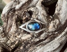 Handmade silver ring with labradorite gemstone