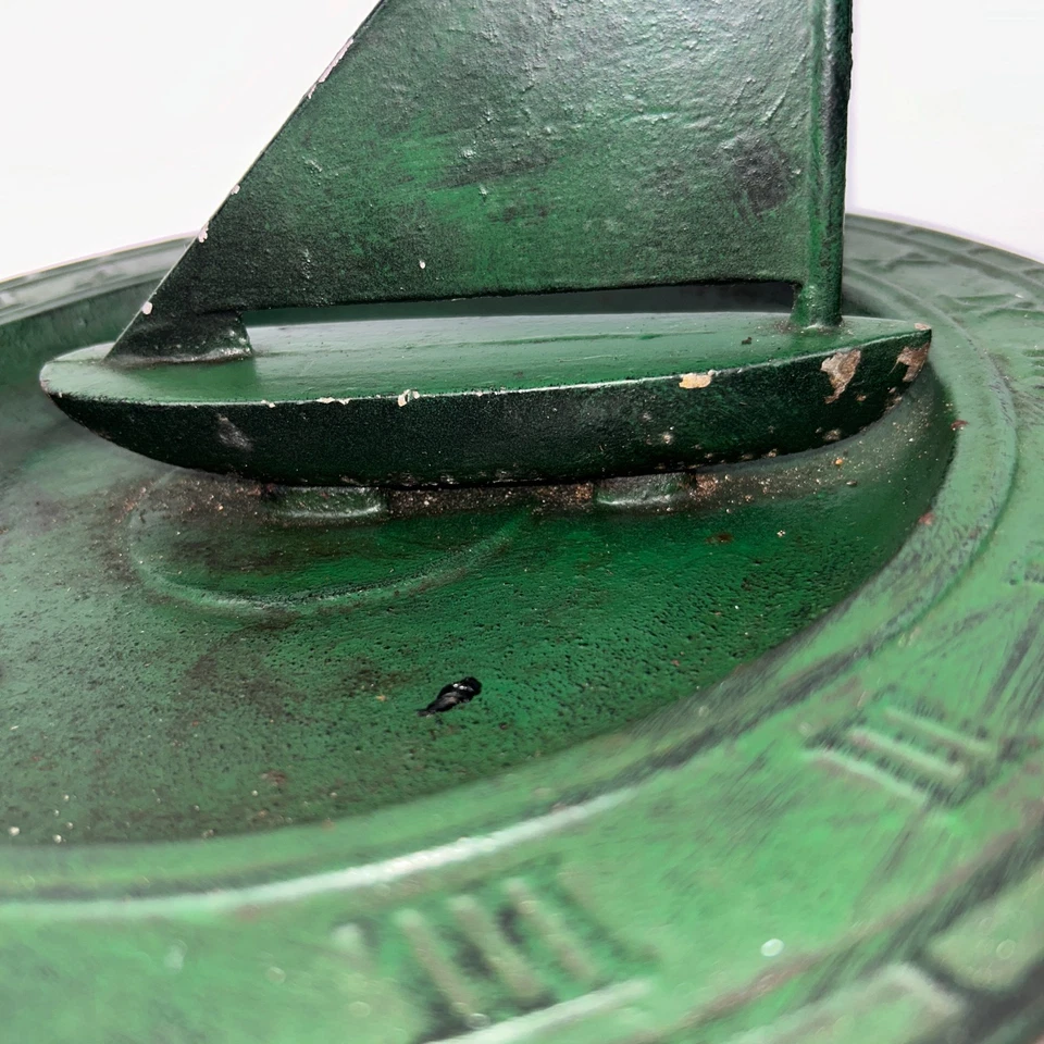 Reloj de sol pesado de hierro fundido verde The Mariners 23-7 lúmenes Me Regit Foto 3 de 4