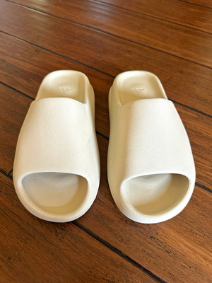 Men s Adidas Yeezy Slide Sandals US 6  in Bone - do not have the box