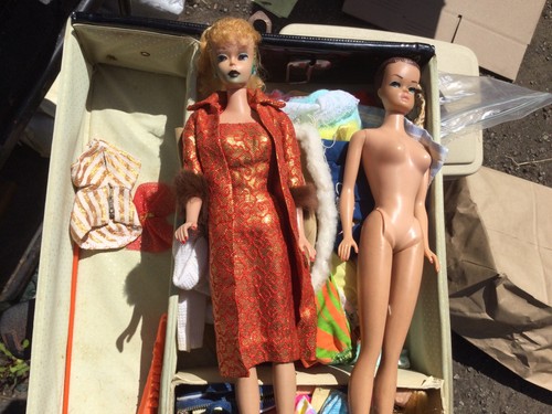 Estate Fresh Old Barbie Dolls And Clothing No Reserve - Picture 2 of 10