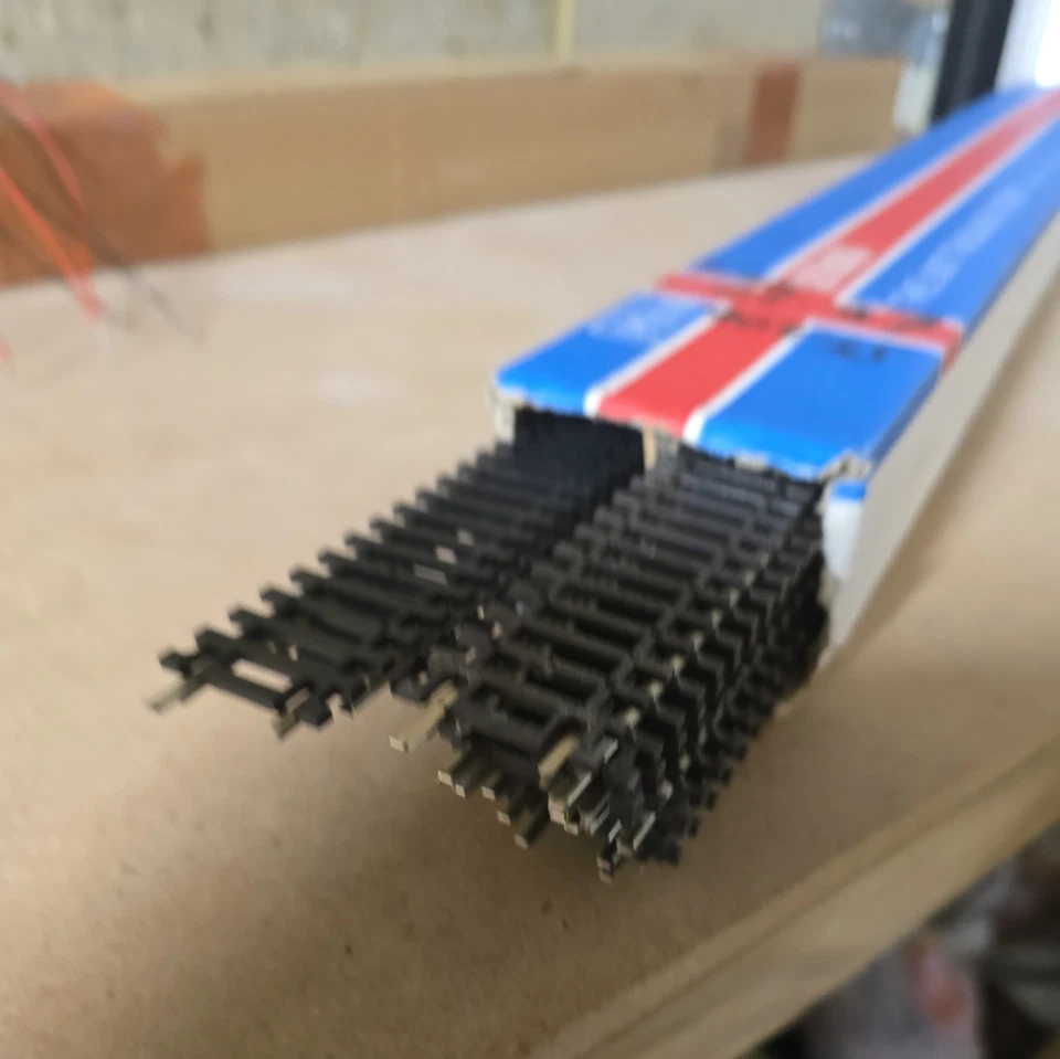 Peco ST-204 (Hornby R603) 1 BOX of 22 670mm Long Straight Track 00 Setrack - image 2 of 4