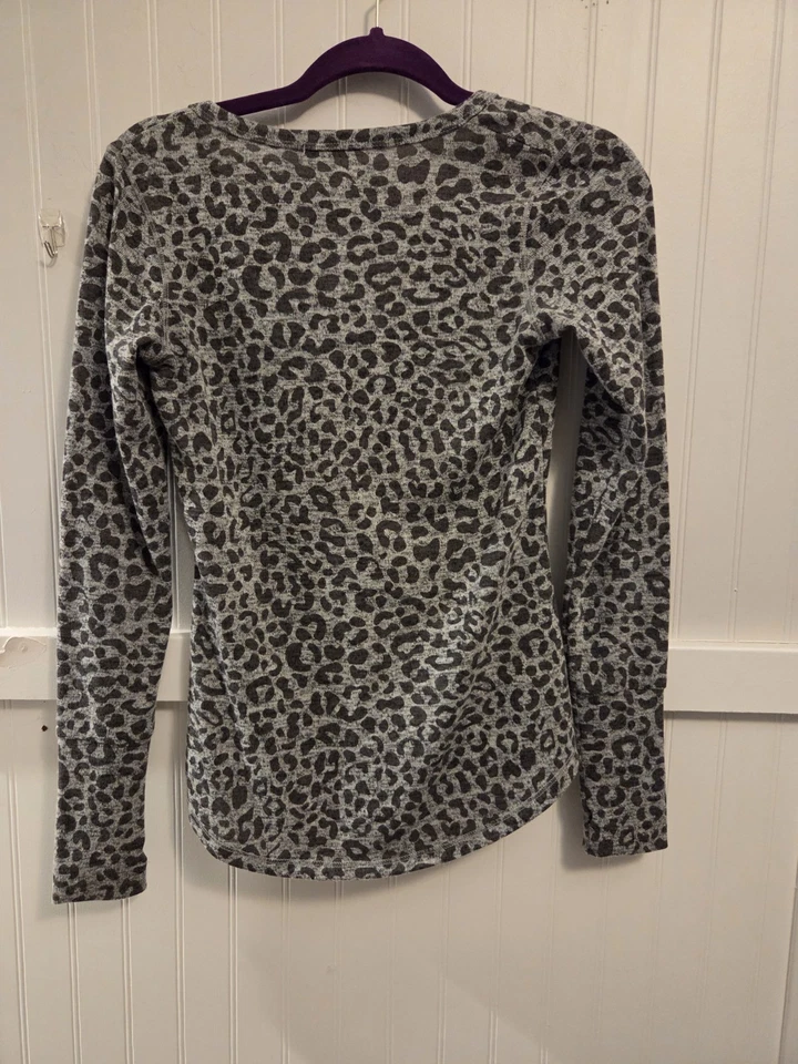 Suéter Pullover Sweet Romeo Para Mujer Gris Estampado Leopardo Talla XS Foto 3 de 4