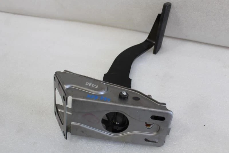 Pedal freno ACURA RL 1996 1997 1998 1999 2000 2001 2002 2003 2004 Foto 3 de 4