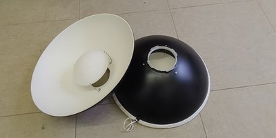 zwei Beauty-Dishes (wahrscheinlich von multiblitz), 45 cm Durchmesser