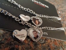 The Vampire Diaries Stefan & Damon Medaglione Bracciale Set 2 Catena Migliore Amico Nuovo
