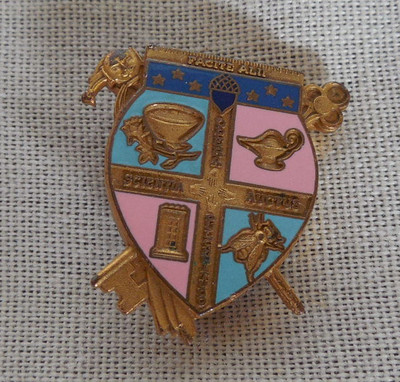 Fraternity school pin Facite alii crown scientia opera auctus coat of arms