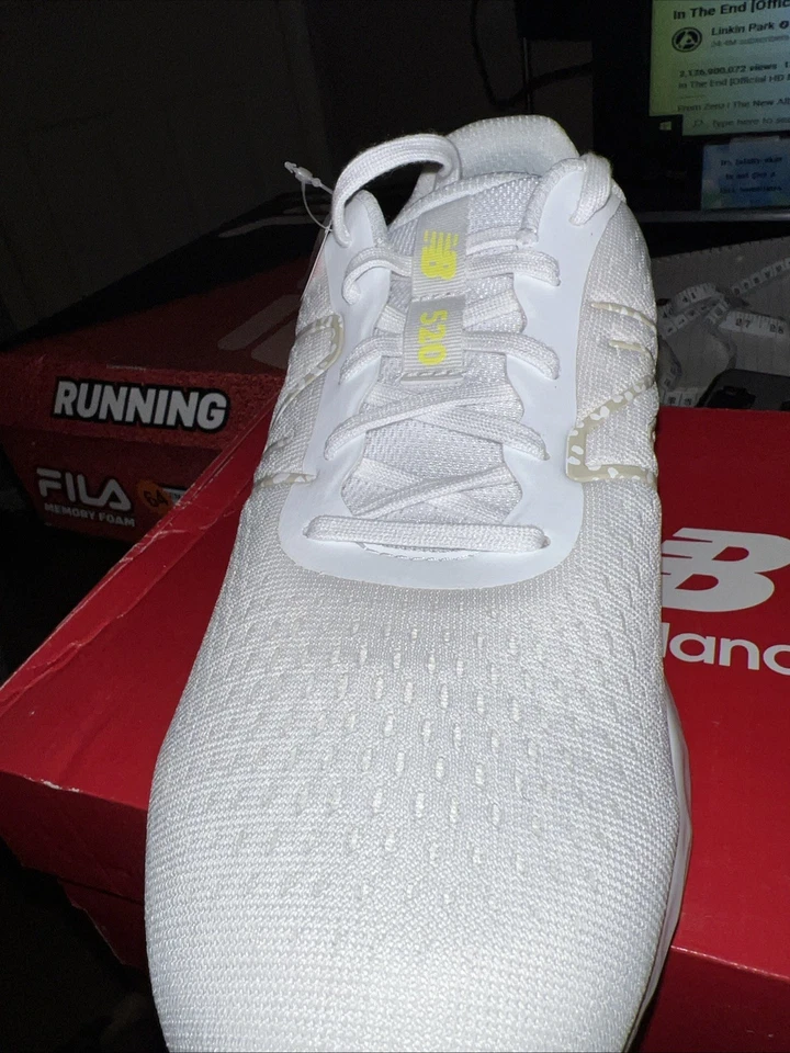Zapatos para correr New Balance 520 V8 para mujer blancos anchos talla 11 Foto 3 de 4