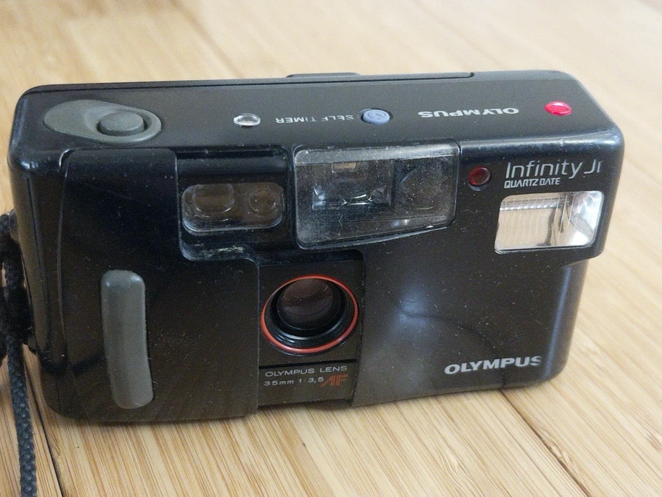 Cámara de enfoque automático Olympus Infinity Jr cuarzo fecha negra película 35 mm Foto 2 de 4