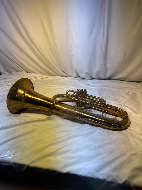 King 3 Valve Baritone Horn Serial Number: 696854
