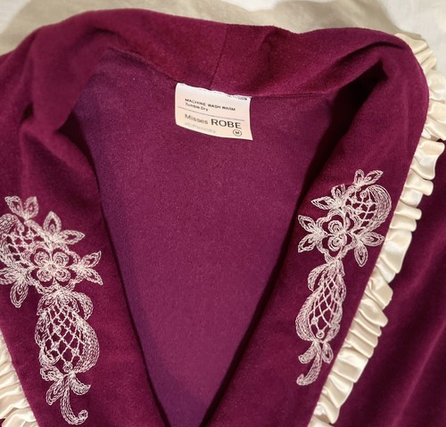 Vtg JC Penney Women’s Robe Sz M Burgundy Plum Pocket Belt Collard Lace 70’s 80’ - Afbeelding 3 van 11