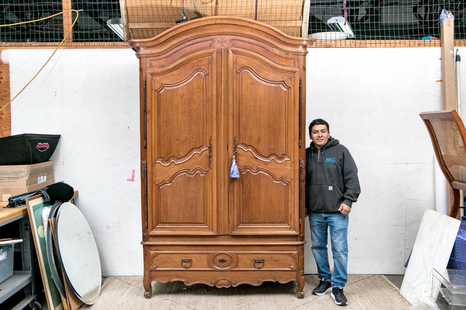 Armario monumental de nogal Luis XV del siglo XVIII Foto 3 de 4