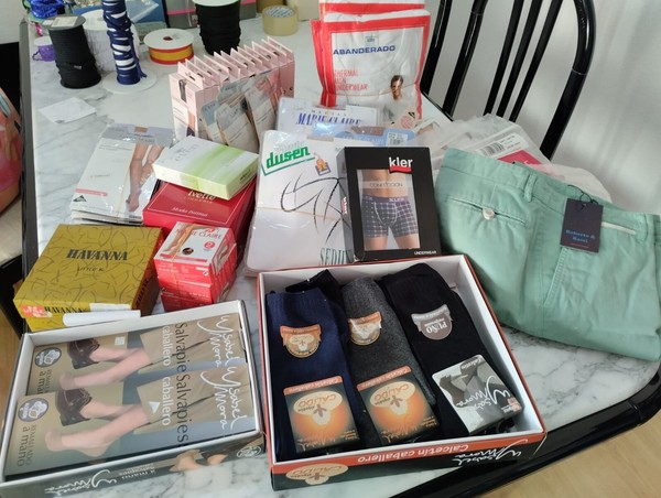 Lote ropa interior Mujer y Hombre - Saldo de mercería. medias, bragas, camisetas
