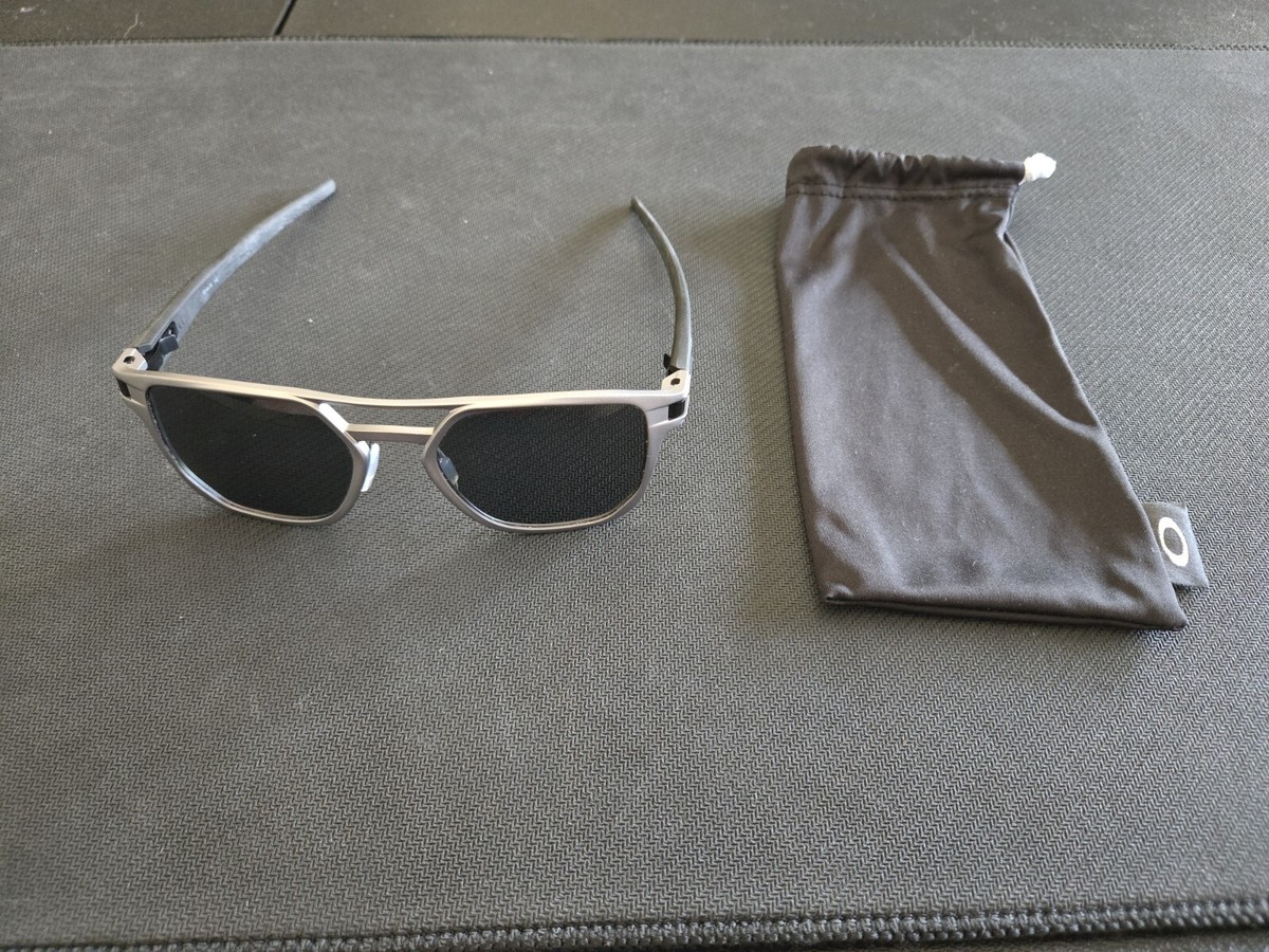 (取寄) オークリー ラッチ アルファ サングラス - ポーラライズド ミラー レンジズ Oakley Latch Alpha Sunglasses - Prizm Polarized Mirror Lenses  Silver/Prizm Black Oakley Latch Alpha Men's Sunglasses Matte Silver / Prizm Black