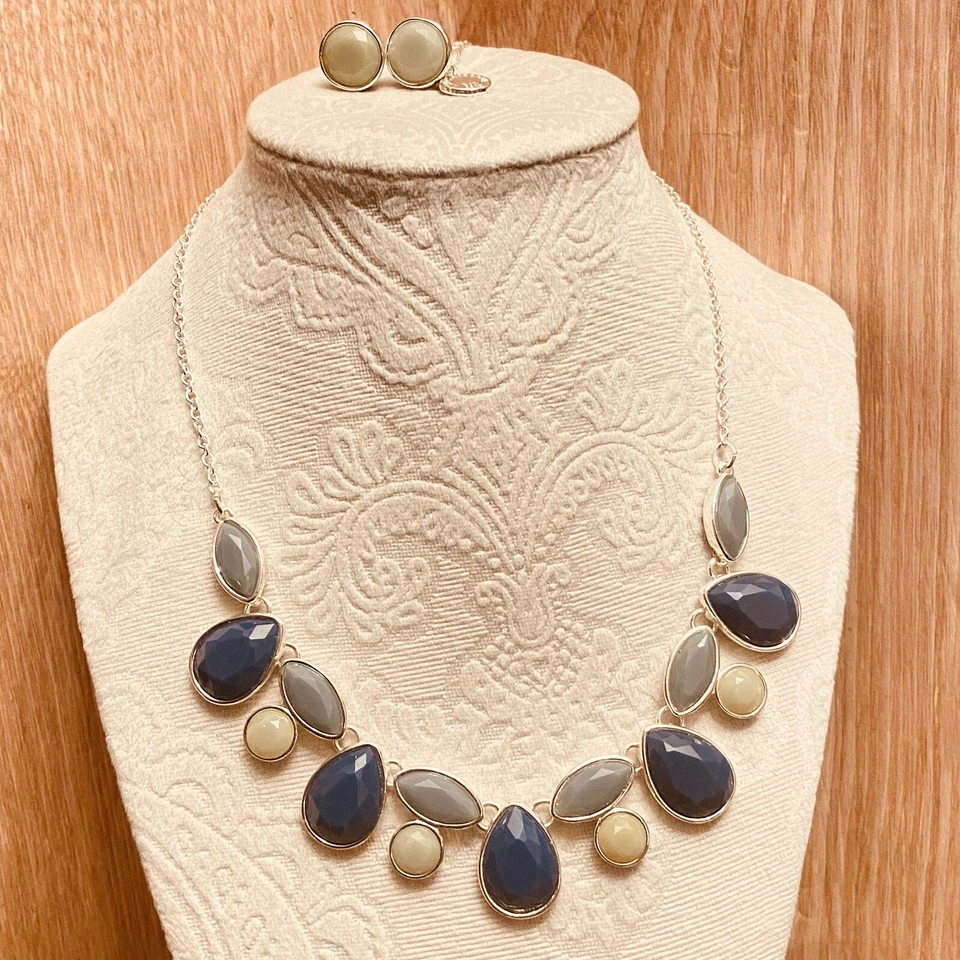 Juego de collar y pendientes de botón Liz Claiborne en plata, azul y crema. Foto 2 de 4