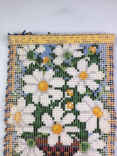 Handmade Latch Hook Rug Flower Heart Wall Yarn Art 31”x16” - Picture 7 of 8