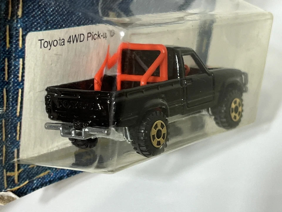 Coches de bolsillo Tomica Tomy No. nuevos en paquete Coche diecast camioneta Toyota Hilux 61 4x4 Foto 2 de 4